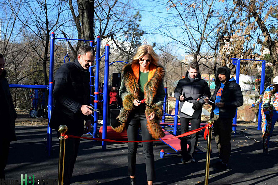 Красную ленточку разрезают Виктория Лопырева и директор южного филиала компании «Спортмастер» Николай Тарасенко.