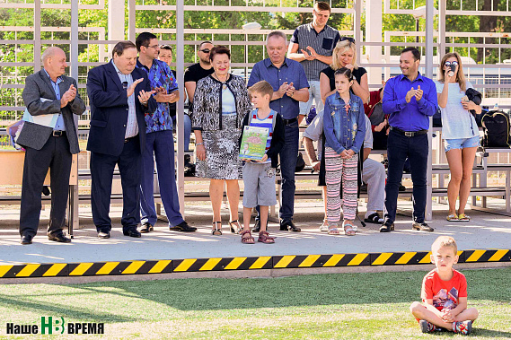 Почетные гости турнира. Еще минута – и команды выйдут на поле.