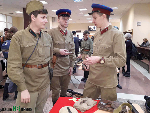 Участники фильма – ребята из «Донского фронта» перед премьерой кинокартины «Шли бои местного значения». Участники фильма – ребята из «Донского фронта» перед премьерой кинокартины «Шли бои местного значения».