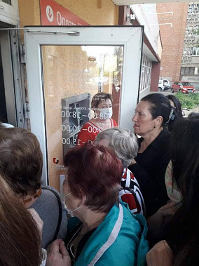 Подать заявление на голосование можно и через МФЦ. Однако, как сигнализируют наши читатели, этот вариант пока что является небезопасным. Снято 5.06 у входа в МФЦ на ул. Королева,9