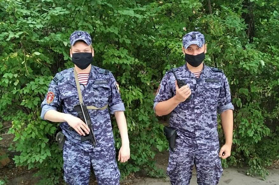 Донские росгвардейцы пришли на помощь шоферу, который потерял сознание