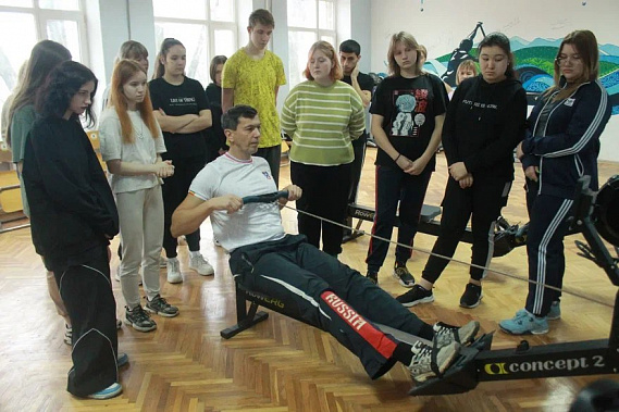 Мастер-класс проводит Олимпийский чемпион Н. Спинев. Источник фото: пресс-служба РРО 