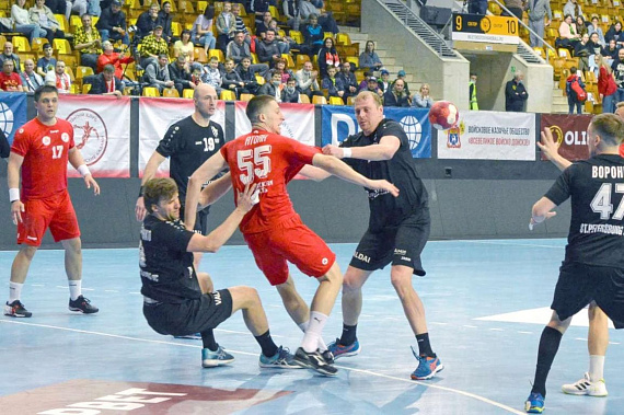 Питерские гандболисты (темная форма) блокируют нападающего хозяев Артема АТОЯНА. Фото с сайта ГК «Донские казаки–ЮФУ»