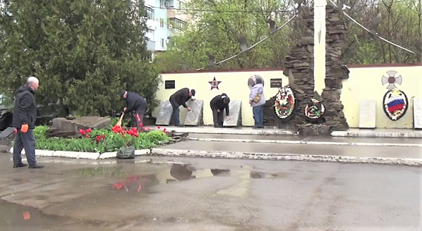 В Таганроге члены «Боевого братства» провели субботник у мемориала «Черный тюльпан» 