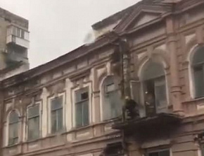 Памятник пытаются уничтожить?