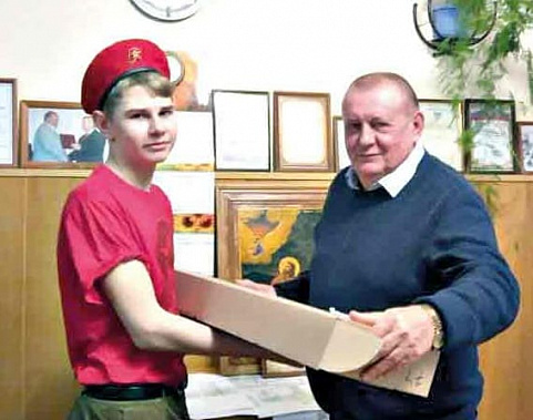Свой подарок для юнармейского отряда Гуляй-Борисовской школы – учебный автомат – приготовил руководитель ООО «Мечетинское» Николай СТУКАНИН. Автомат вручается лучшему юнармейцу Михаилу ЧЕРНОШТАНОВУ. Свой подарок для юнармейского отряда Гуляй-Борисовской школы – учебный автомат – приготовил руководитель ООО «Мечетинское» Николай СТУКАНИН. Автомат вручается лучшему юнармейцу Михаилу ЧЕРНОШТАНОВУ.