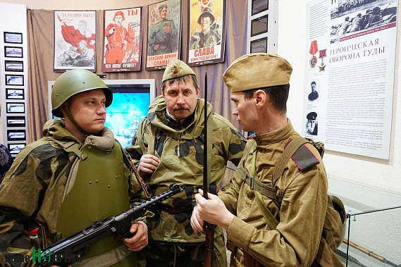 На выставке важна не только эксклюзивность экспонатов, но и их исторический контекст. Оружие времен Великой Отечественной и стенды с плакатами того времени... На выставке важна не только эксклюзивность экспонатов, но и их исторический контекст. Оружие времен Великой Отечественной и стенды с плакатами того времени...