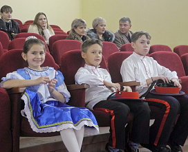 «Тетя, дядя, не ленитесь, на газету подпишитесь!»