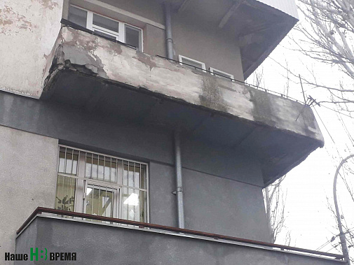 Да, для того чтобы сделать фотоиллюстрацию к материалу, ходить по Ростову нужды нет. Вышла из детского сада, куда вожу сына, и вот он – передо мной – ветхий балкон на ул. Энергетиков, 8. Куски от него отваливаются, а может, он и весь рухнет скоро... Да, для того чтобы сделать фотоиллюстрацию к материалу, ходить по Ростову нужды нет. Вышла из детского сада, куда вожу сына, и вот он – передо мной – ветхий балкон на ул. Энергетиков, 8. Куски от него отваливаются, а может, он и весь рухнет скоро...