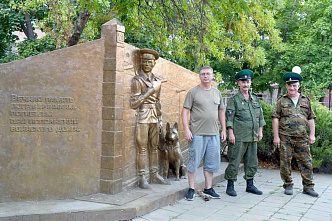 Виктор Обертинский (слева) на собственной машине регулярно доставляет гуманитарные грузы к линии фронта.