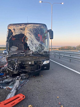 В аварии экскурсионного автобуса из Крыма на М-4 пострадали двое человек