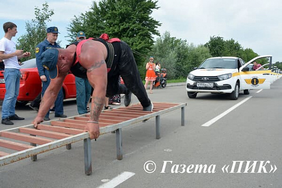 Донецкий силач сдвинул три десятка такси