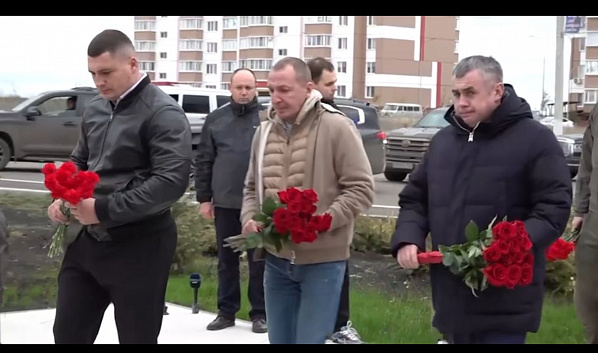 Памятник Герою России Владимиру Жоге в донецкой Волновахе открыли при участии ростовского депутата Вячеслава Сорокина