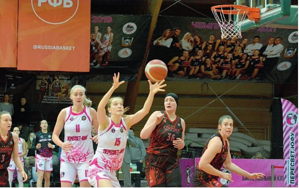 За мяч борется ростовчанка Александра КИРИНА (№ 15).