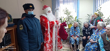 Пожарные из Волгодонска заменили Деда Мороза