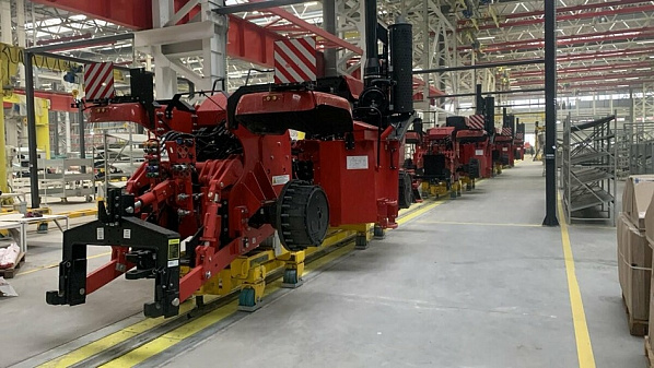 На главный конвейер нового тракторного завода поставлены первые трактора. Источник фото: пресс-служба 