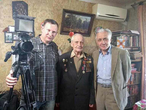 Активисты Ростовского городского клуба ветеранов и молодежи «Патриот» Василий КОРНИЕНКО (слева) и Александр СТАСЮК с ветераном Великой Отечественной войны Александром КАРПЕНКО. Активисты Ростовского городского клуба ветеранов и молодежи «Патриот» Василий КОРНИЕНКО (слева) и Александр СТАСЮК с ветераном Великой Отечественной войны Александром КАРПЕНКО.