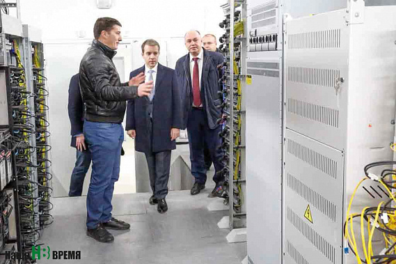 Николаю НИКИФОРОВУ (в центре) и Герману ЛОПАТКИНУ показали уже готовое оборудование, которое позволит обеспечить устойчивую связь для трансляции матчей чемпионата мира по футболу.