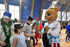 Добрый мишка проводил конкурсы и игры