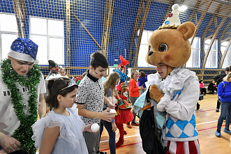 Добрый мишка проводил конкурсы и игры