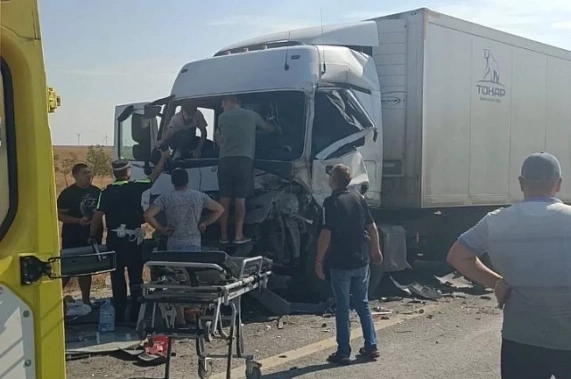 В Каменском районе на трассе М-4 «Дон» столкнулись два грузовика