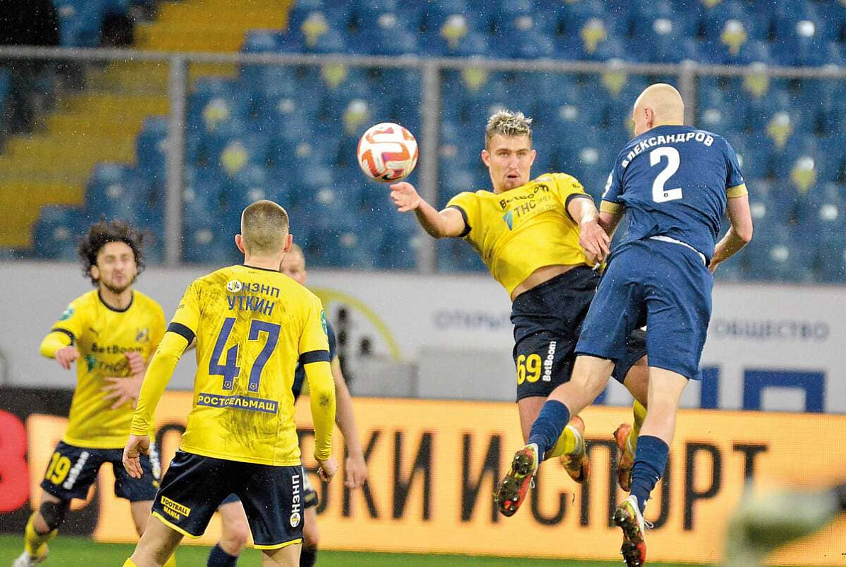 Егор ГОЛЕНКОВ (№ 69), заменивший дисквалифицированного Николая Комличенко, старался, создавал голевые моменты, заработал пенальти, принесшие команде победу.