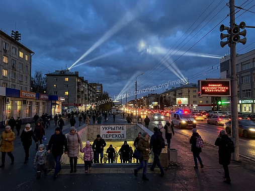 Воздушная тревога в городе. Изображение сгенерировано нейросетью SINONIM по запросу «НВ».
