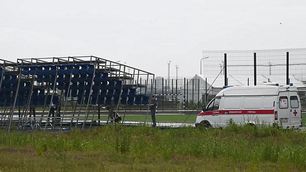 Спасатели работают на месте обрушения трибуны Гребного канала в Ростове. Архивное фото РИА 