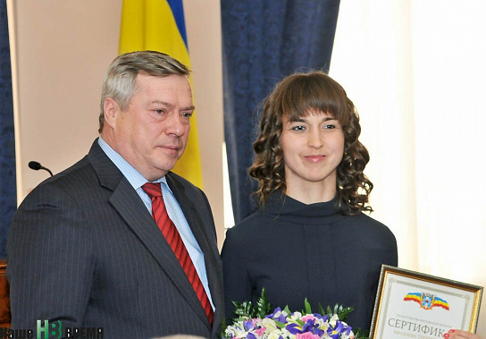 Сертификат из рук Василия Голубева получила Елена Иванова.