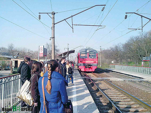 Городская электричка прибывает в Стройгородок.