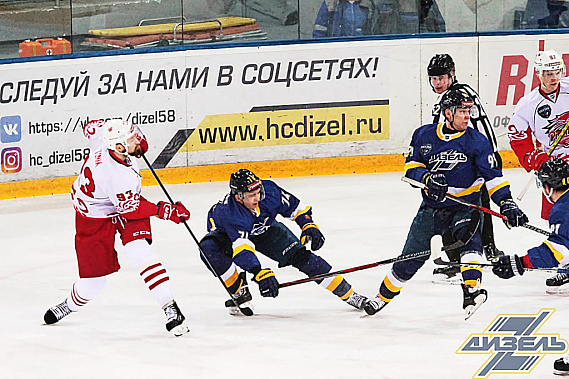 Бросок по воротам «Дизеля» наносит Владислав ТУНИК (№ 93). Фото с сайта ХК «Дизель»
