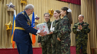 Ростовские юнармейцы и ветераны прошли с копией Знамени Победы