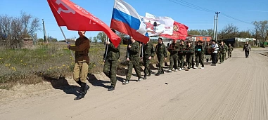  Приазовье: отмечают у костра  день рождения  поискового отряда...