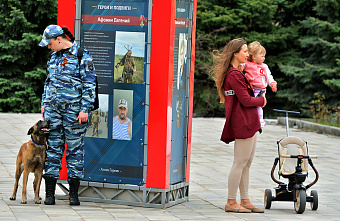 08 05 2025 Сотни ростовчан возложили цветы к Вечному огню на Театральной площади