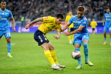 В первом полуфинальном матче розыгрыша Кубка России  футболисты «Ростова» уступили питерскому «Зениту»