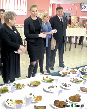«Ребята должны знать, что нужно кушать не только вкусную, но и полезную еду», – считает директор департамента потребрынка РО Ирина Теларова (вторая слева). «Ребята должны знать, что нужно кушать не только вкусную, но и полезную еду», – считает директор департамента потребрынка РО Ирина Теларова (вторая слева).