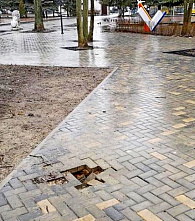 В батайском сквере плитка пролежала всего полтора месяца UPD. Починили