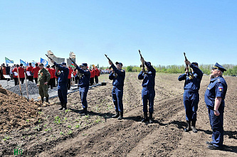 На братских могилах не ставят крестов