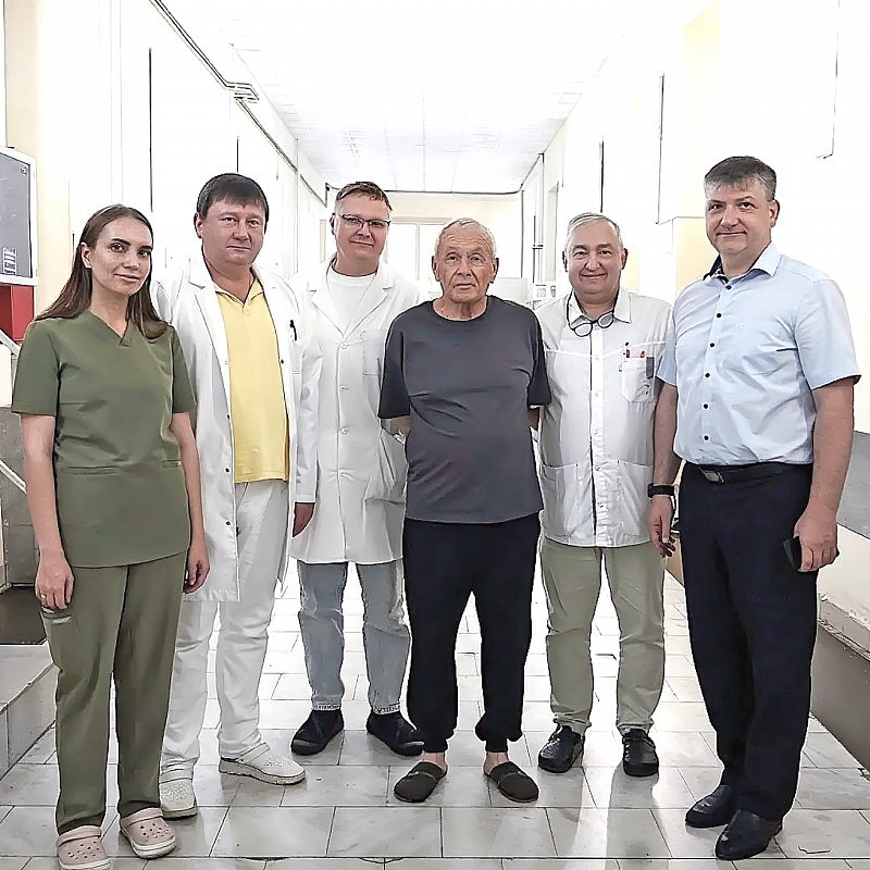 Спасать пациентов врачам клиники РостГМУ помогает командный дух и высокий профессионализм: врач сердечно-сосудистый хирург Анастасия КА- ЛИНИНА, врач анестезиолог-реаниматолог Дмитрий ТОМАЩУК, руководитель сосудистого Центра РостГМУ Дмитрий ПРЯДКО, заведующий отделением сердечно-сосудистой хирургии сосудистого Центра клиники медуниверситета кандидат медицинских наук, доцент Игорь ПРОСТОВ, проректор по лечебной работе клиники РосатГМУ доктор медицинских наук, профессор Владимир ГЛУХОВ со спасенным пациентом – Сергей Константинович в центре.