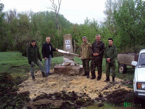 На снимке слева направо: поисковик Григорий Палий, глава Калитвенского сельского поселения Сергей Разуваев, командир ВИЦ «Поиск» Александр Павленко, его коллеги Юрий Печеневский и Александр Удовенко.