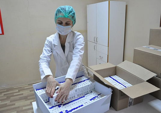 В Ростовской области при 500-тысячном запасе вакцины от ковида в среднем вакцинируют по 3 тысячи человек