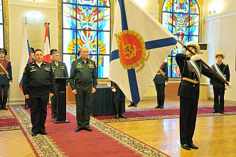 Знамена вручены