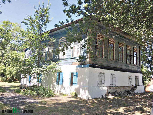 Дом дьякона, несмотря на обветшалость, до сих пор обитаем. В те времена, когда половодье было делом обычным, его жители спасались от «горовой воды» на втором этаже. Дом дьякона, несмотря на обветшалость, до сих пор обитаем. В те времена, когда половодье было делом обычным, его жители спасались от «горовой воды» на втором этаже.