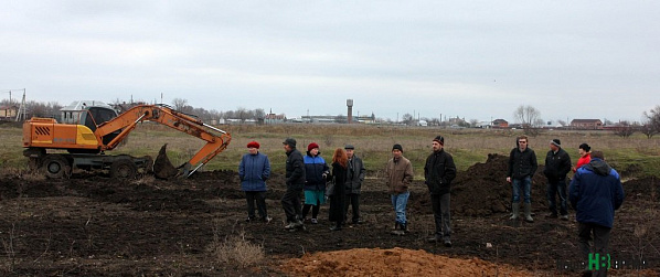 Когда мы приехали на место свалки. там уже собрались активисты хутора Ленина.