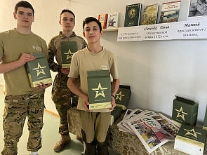 Юным волонтерам из донского хутора Каменный Брод военные вручили подарочные сухпайки