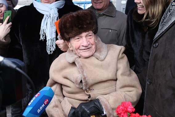 Когда Николая Ивановича в октябре 2015 поздравляли с 95-летием, он сказал, что может, получится и столетие отметить. Так что к столетию ветерана надо еще один парад готовить. Когда Николая Ивановича в октябре 2015 поздравляли с 95-летием, он сказал, что может, получится и столетие отметить. Так что к столетию ветерана надо еще один парад готовить.