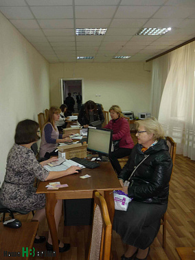 В управлении соцзащиты Октябрьского района поставили сразу несколько столов для выдачи карт.