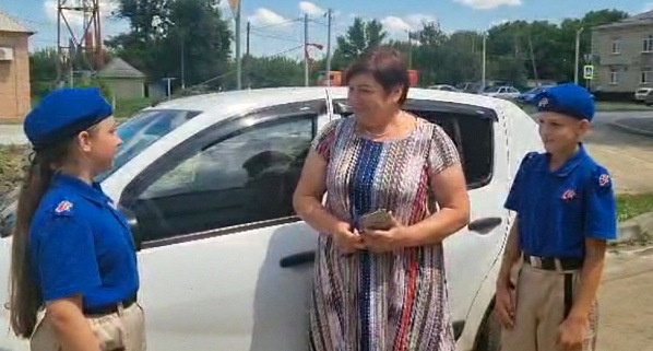 В слободе Большекрепинской сотрудников ГИБДД поздравили с праздником и стар и млад