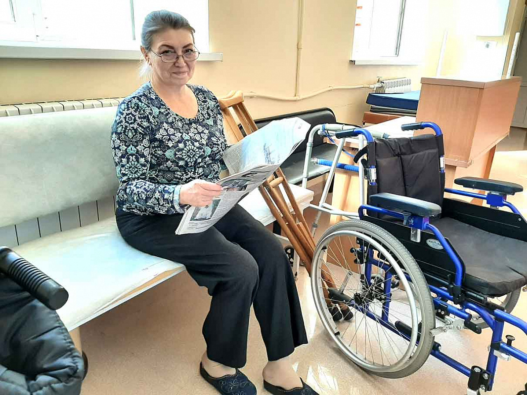 Оксана Альбертовна Крылова сохранит на память номер  «Нашего времени» с рассказом о спасших ее докторах.