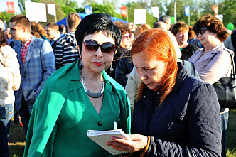 На поляне перед физфаком ЮФУ собрались те,  кто в разное время окончил университет